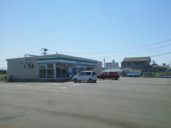 近くのファミリーマート新津善道町店まで600m（徒歩8分）