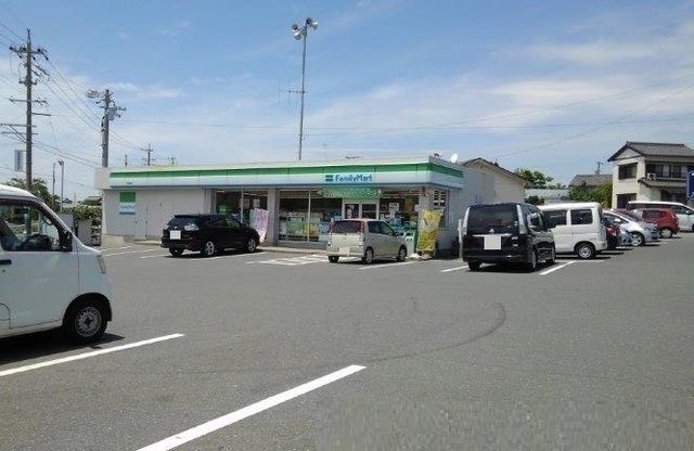 近くのファミリーマートまで900m（徒歩12分）