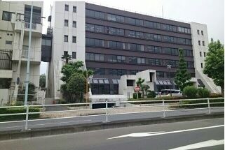近くの稲城市役所まで1,600m（徒歩20分）