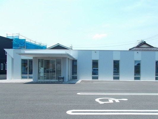 近くの岡田クリニックまで58m（徒歩1分）