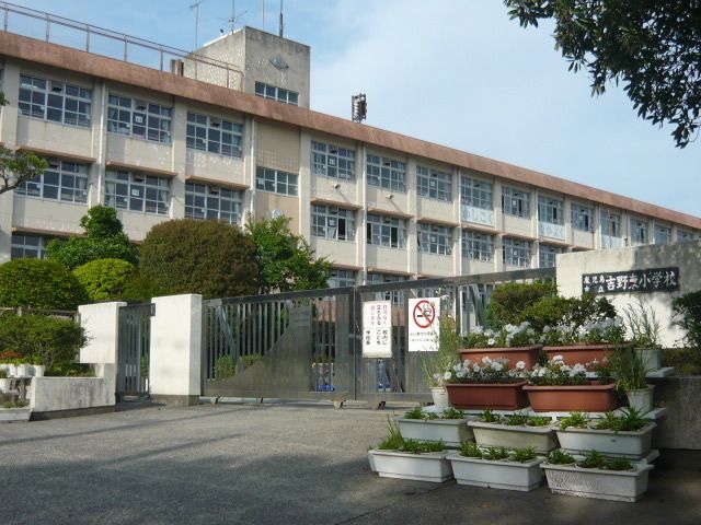 近くの吉野東小学校まで1,250m(徒歩16分)