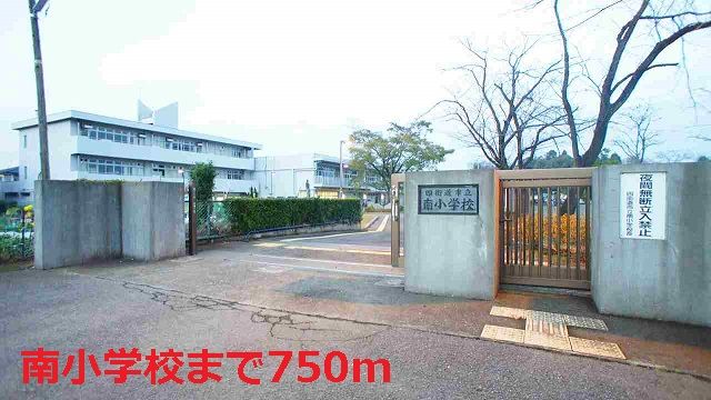 近くの小学校まで750m（徒歩10分）