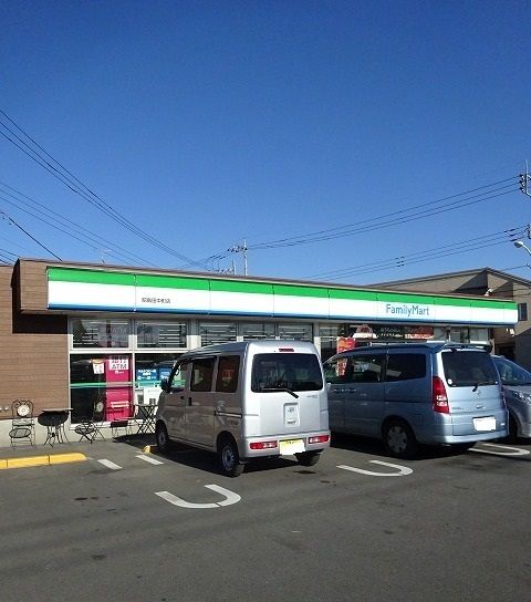 近くのファミリーマートまで140m（徒歩2分）