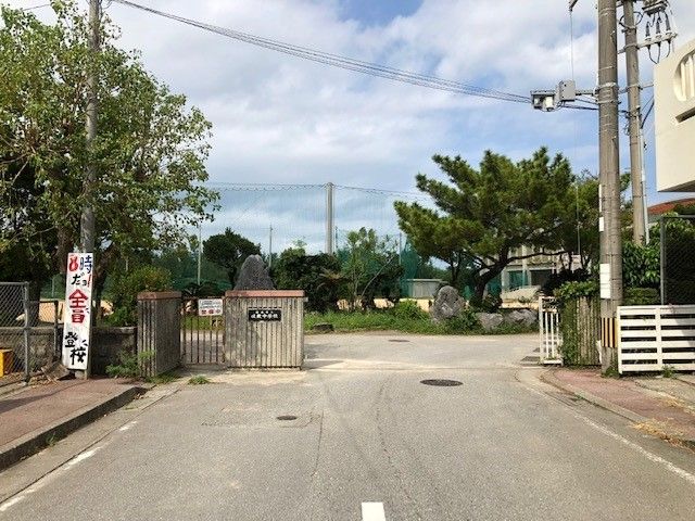 近くの佐敷中学校まで2,800m(徒歩35分)