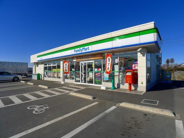 近くのファミリーマート邑楽狸塚店まで900m（徒歩12分）