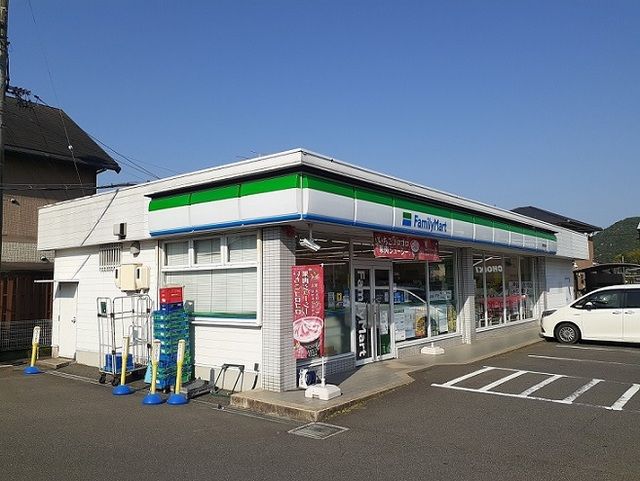 近くのファミリーマート玉野長尾店まで200m（徒歩3分）
