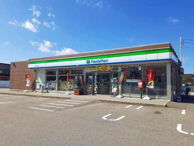 近くのファミリーマートまで120m（徒歩2分）
