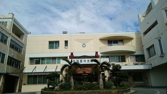 近くの与那原中央病院まで1,400m（徒歩18分）