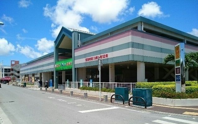 近くのサンエーV21かでな食品館まで1,800m(徒歩23分)