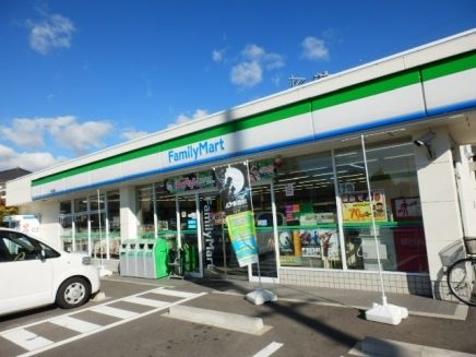 近くのファミリーマート緑太鼓田店まで350m（徒歩5分）