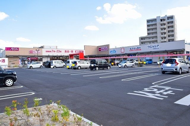 近くのマックスバリュ左京山店まで1,200m（徒歩15分）
