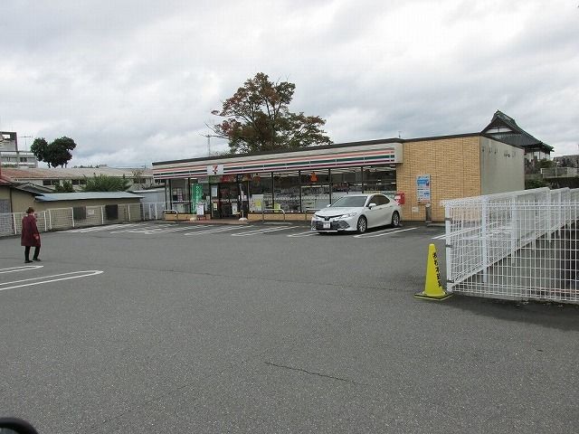 近くのコンビニまで700m（徒歩9分）