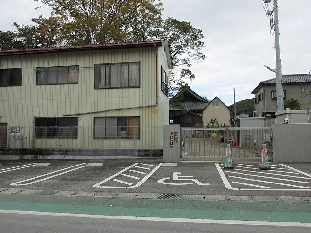 近くの烏山保育園まで800m(徒歩10分)