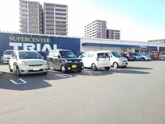 近くのスーパーセンタートライアルまで900m（徒歩12分）