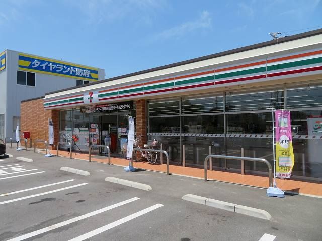 近くのコンビニまで550m（徒歩7分）