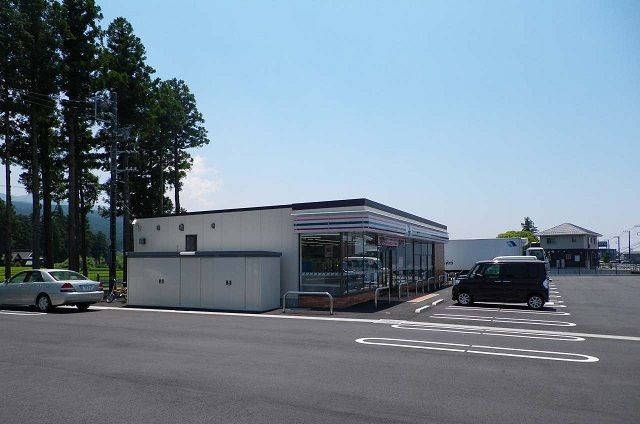 近くのセブンイレブン御殿場かまど店まで750m（徒歩10分）
