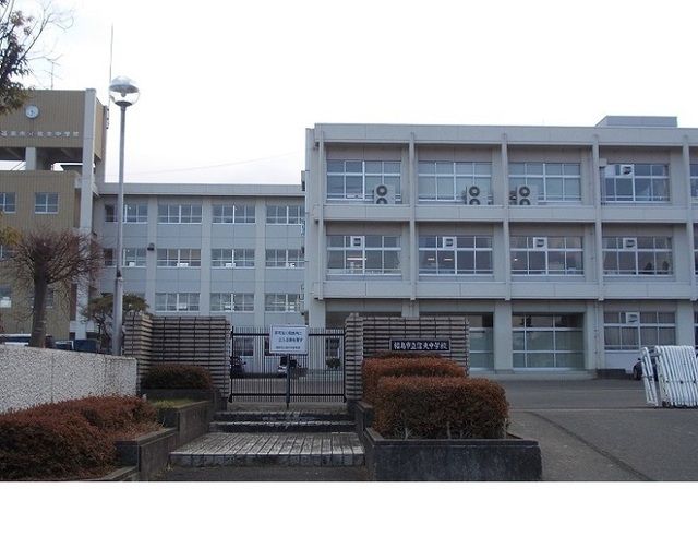 近くの福島市立信夫中学校まで1,100m（徒歩14分）