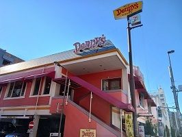 近くのデニーズまで750m（徒歩10分）