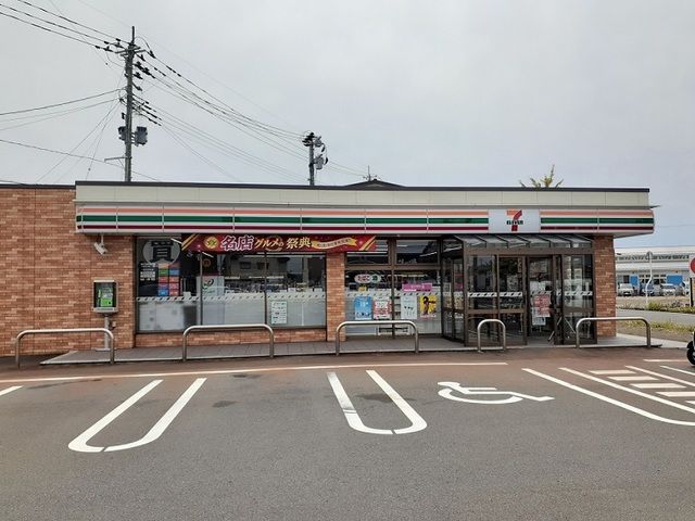 近くのセブンイレブン鶴岡西新斎町店まで620m(徒歩8分)