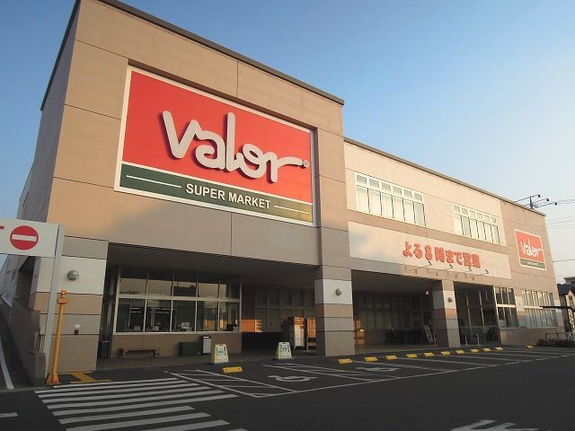 近くのスーパーマーケットバロー大坪店まで550m（徒歩7分）