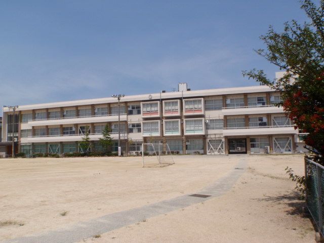 近くの丸亀市立城坤小学校まで550m（徒歩7分）