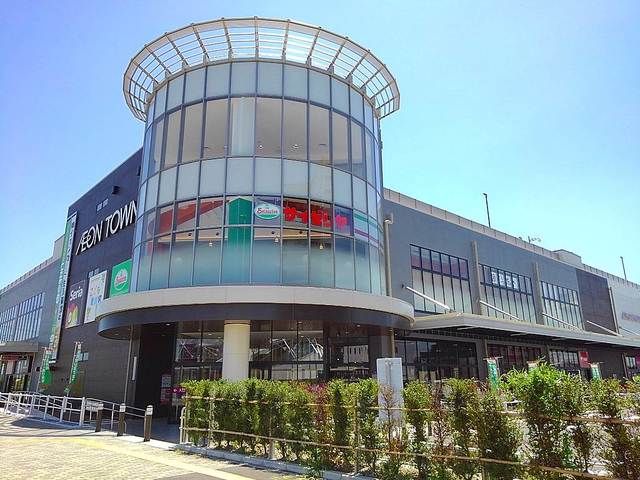 近くのイオン吉川美南店まで500m（徒歩7分）