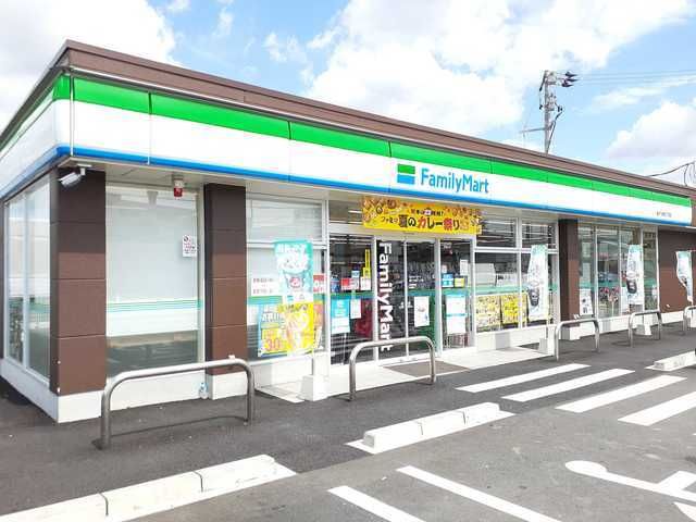 近くのファミリーマート下津西三丁目店まで824m（徒歩11分）