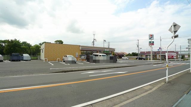 近くのコンビニまで650m（徒歩9分）