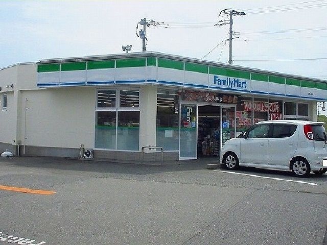 近くのファミリーマートまで450m(徒歩6分)
