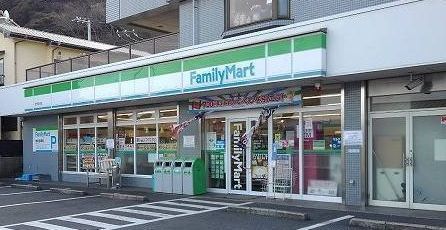 近くのファミリーマート飯田走水店まで335m（徒歩5分）