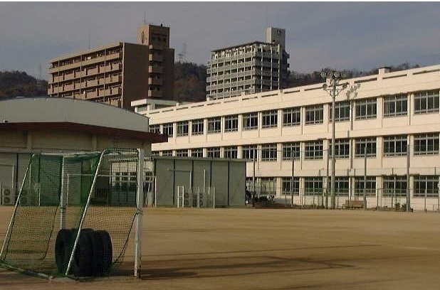 近くの中山小学校まで400m（徒歩5分）