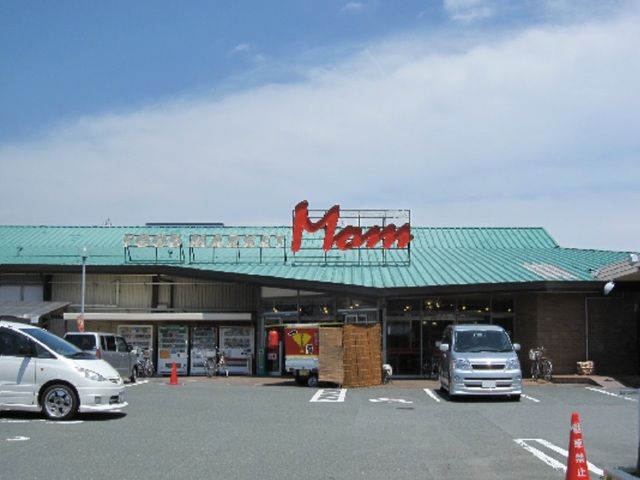 近くのスーパーマーケットマム天王店まで500m（徒歩7分）