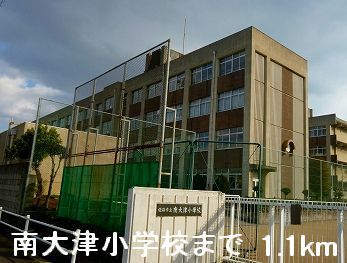 近くの小学校まで1,100m（徒歩14分）