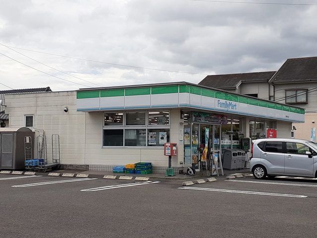 近くのファミリーマート轟公園入口店まで400m(徒歩5分)