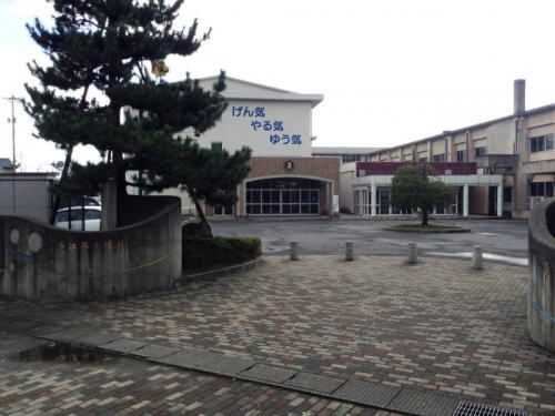 近くの春江西小学校まで600m(徒歩8分)