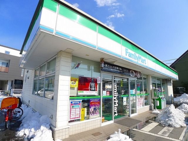 近くのファミリーマート桐生広沢店まで800m（徒歩10分）