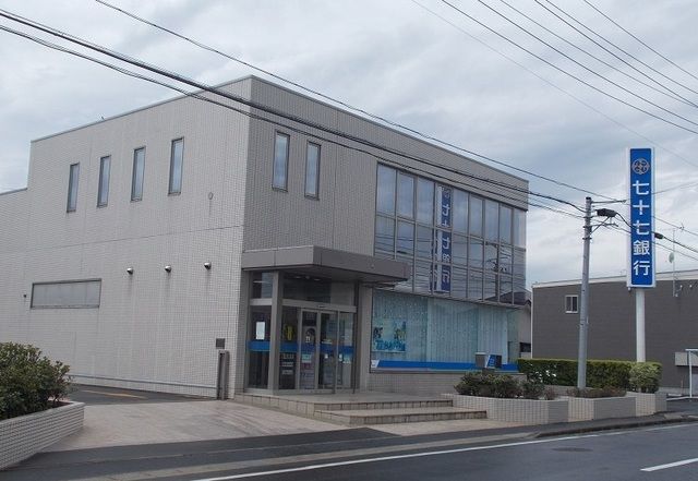 近くの七十七銀行鳴瀬出張所まで400m（徒歩5分）
