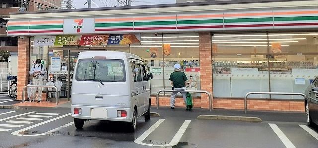 近くのコンビニまで220m（徒歩3分）