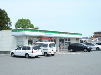 近くのファミリーマートまで800m（徒歩10分）