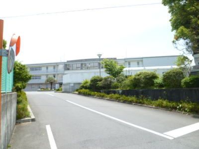 近くの三重東小学校まで450m（徒歩6分）