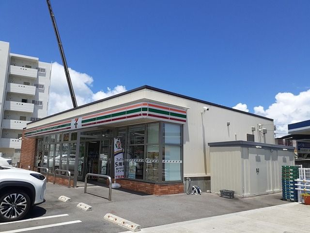 近くのセブンイレブンうるま塩屋店まで800m（徒歩10分）