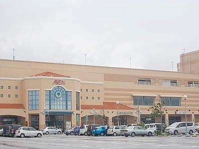 近くのイオン具志川店まで1,600m（徒歩20分）