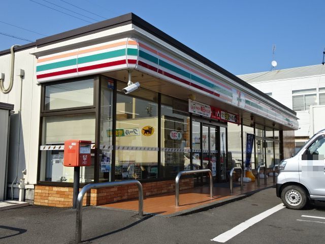近くのセブンイレブン前島店まで600m（徒歩8分）