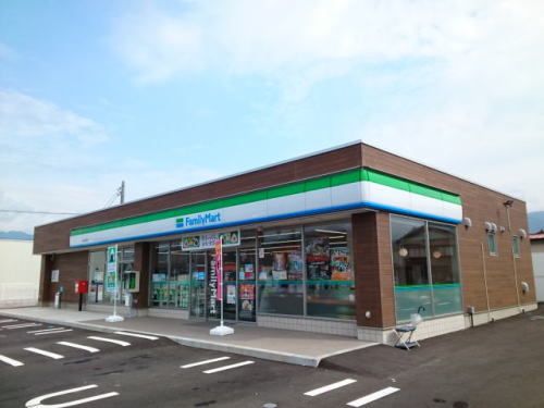 近くのファミリーマート 勝山郡町店まで20m(徒歩1分)
