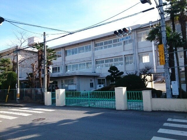 近くの市立西小学校まで700m(徒歩9分)