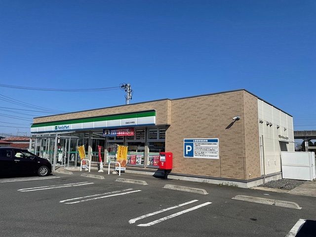 近くのファミリーマート宮城古川休塚店まで650m（徒歩9分）