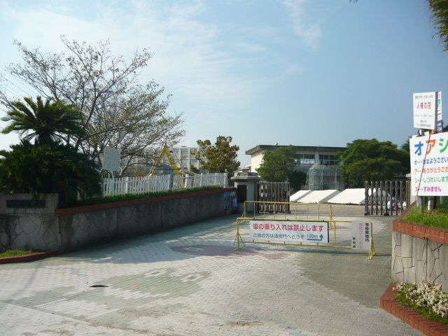 近くの小学校まで1,350m（徒歩17分）