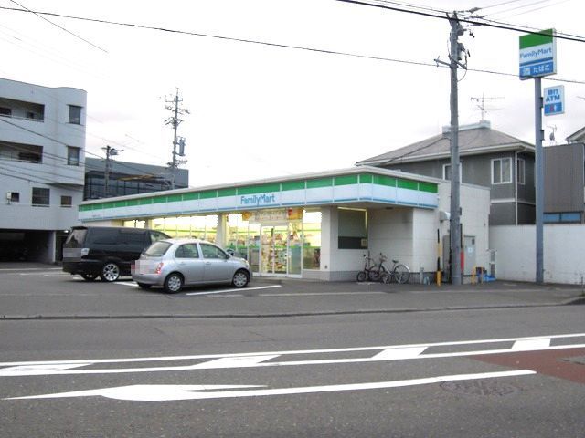 近くのファミリーマートまで450m（徒歩6分）