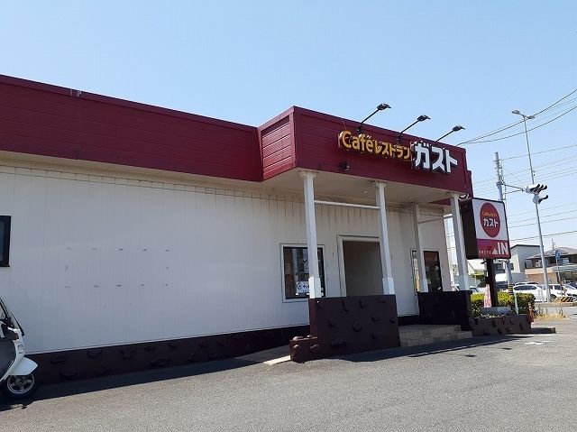 近くのガスト鈴鹿白子店まで350m(徒歩5分)