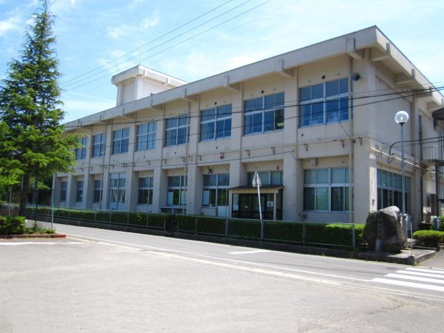 近くの子吉小学校まで550m(徒歩7分)